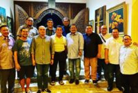 Almarhum (dua dari kanan) bersama para pengusaha dari Kalsel bersama sahabat sekaligus ipar dan rekan bisnisnya Gusti Ervin Wardhana, bersama owner YNS Centre H Yuni Abdi Nur Sulaiman saat bertandang ke rumah 
Ketua Umum Pemuda Pancasila  Japto Soelistio Soerjosoemarno dan putranya Abisalom ( Foto Istimewa)