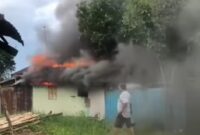 Rumah Budiman terbakar di bantaran Sungai Kuin Selatan, Senin (14/4/2025) sore.
(foto: Istimewa/Tangkapan layar Instagram @info_kejadian_banjarmasin)

