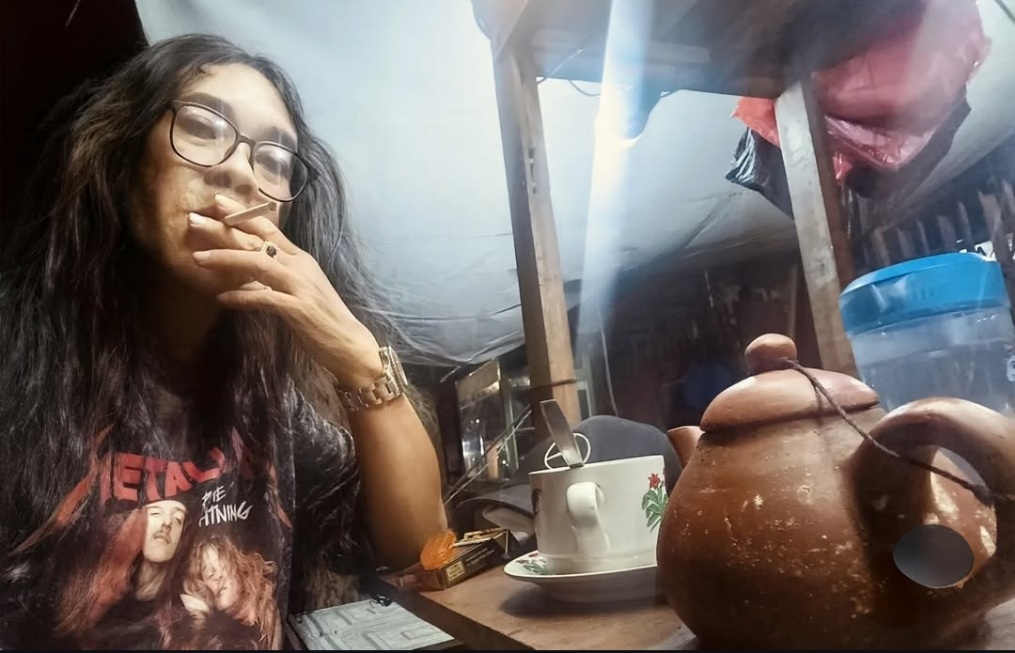 Salah satu pelanggan warung teh poci tegal (Foto Istimewa)