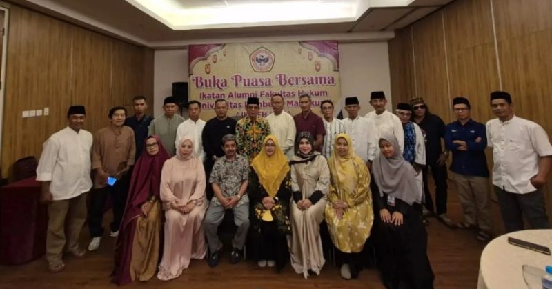 ALMARHUM wartawan senior Amir Hamzah (berdiri, kedua dari kiri) saat menghadiri acara berbuka puasa bersama Ikatan Keluarga Alumni (IKA) FH ULM beberapa waktu lalu (Foto Istimewa)