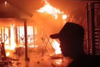 Kobaran api melahap kios di Pasar Hambuku, Desa Hambuku Pasar RT 3, Amuntai, HSU, Selasa malam (29/4/2025) sekitar pukul 11.50 WITA (foto: tangkapan layar medsos)