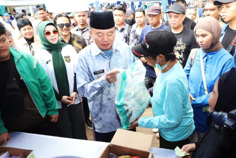 Gubernur Kalimantan Selatan H Muhidin memberikan paket sembako 