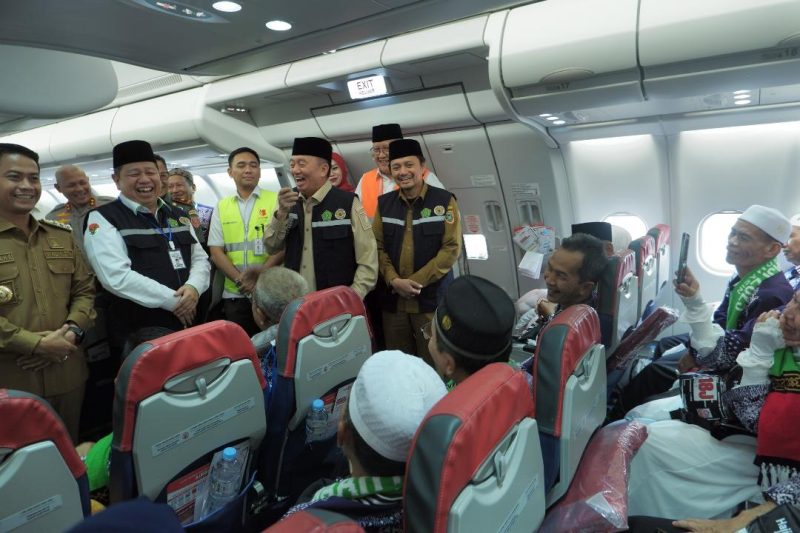 Gubernur Kalimantan Selatan H Muhidin melepas langsung para jemaah di dalam pesawat