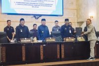 Gubernur Kalimantan Selatan H Muhidin menyampaikan penjelasan dua buah rancangan peraturan daerah (raperda) dalam rapat paripurna DPRD Kalsel di Banjarmasin