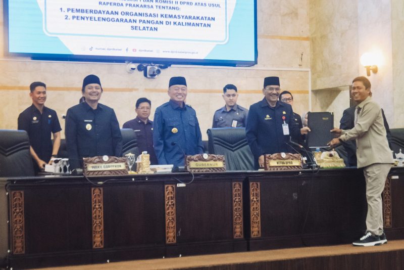 Gubernur Kalimantan Selatan H Muhidin menyampaikan penjelasan dua buah rancangan peraturan daerah (raperda) dalam rapat paripurna DPRD Kalsel di Banjarmasin