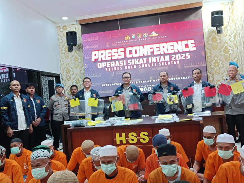 Kapolres HSS AKBP Muhammad Yakin Rusdi saat press conference di Polres HSS, Selasa (20/5). (Foto: Istimewa)