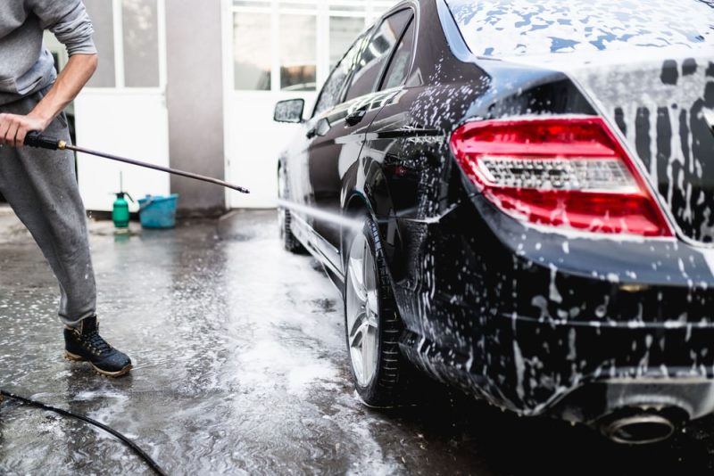 Cuci Mobil dengan Air