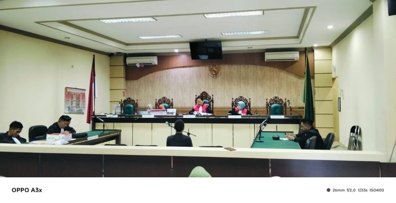 Terdakwa Erwinsyah saat mendengarkan pembacaan vonis majelis hakim.
(Foto Istimewa)