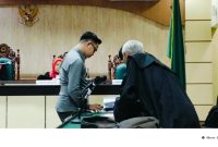 M. Saidinnor saat berkonsultasi dengan penasehat hukum Zainal Abidin, SH, MH usai dituntut 1 tahun penjara.
(Foto Istimewa)