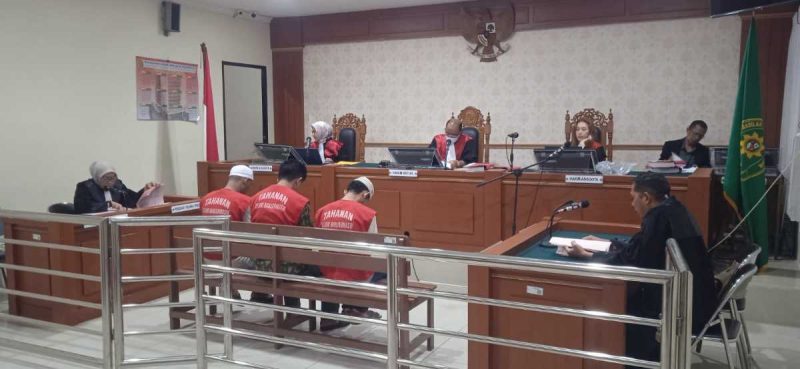 Lima kaki tangan gembong narkotika Fredy Pratama saat mendengarkan tuntutan jaksa Masrita SH pada sidang di PN Banjarmasin (Foto Istimewa)

