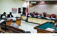 Ketua Majelis Taklim Al-Hamid Mustofa Al Hamid dan Bendahara Majelis saat mendengarkan tuntutan Jaksa Penuntut Umum (Foto Istimewa)