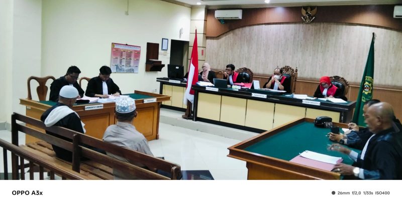 Ketua Majelis Taklim Al-Hamid Mustofa Al Hamid dan Bendahara Majelis saat mendengarkan tuntutan Jaksa Penuntut Umum (Foto Istimewa)