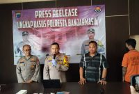 Kapolsek Banjarmasin Barat Kompol Pujie Firmansyah didampingi Kanit Reskrim Ipda Mazun Koso dan Kasi Humas Polresta Banjarmasin saat menunjukkan barang bukti 60,69 gram sabu, Jumat (9/5/2025). (foto: Istimewa)