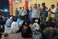 Kapolda Kalsel Irjen Pol Yudha Rosyanto Hermawan dan Kapolresta Banjarmasin Kombes Pol Cuncun Kurniadi saat memberi nasihat kepada para remaja yang kedapatan mabuk miras (Foto Istimewa)