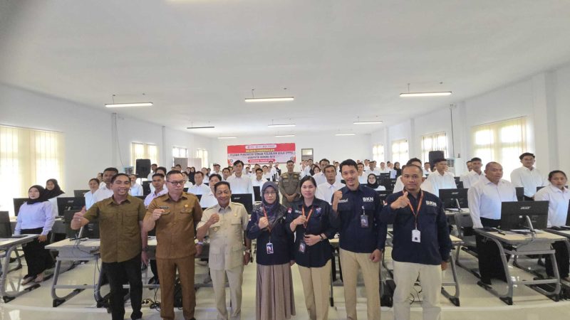 Bupati Heriyus saat memberikan motivasi kepada peserta seleksi PPPK tahap II (foto: Diskominfo)