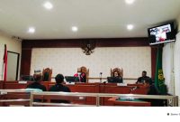 Dua saksi petugas dari Direktorat Reserse Narkoba Polda Kalsel saat memberikan kesaksiannya di ruang sidang (Foto Istimewa)
