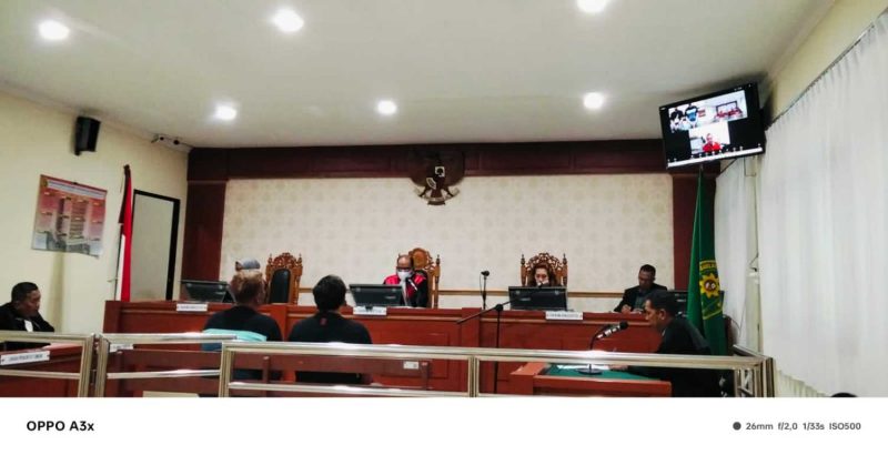 Dua saksi petugas dari Direktorat Reserse Narkoba Polda Kalsel saat memberikan kesaksiannya di ruang sidang (Foto Istimewa)
