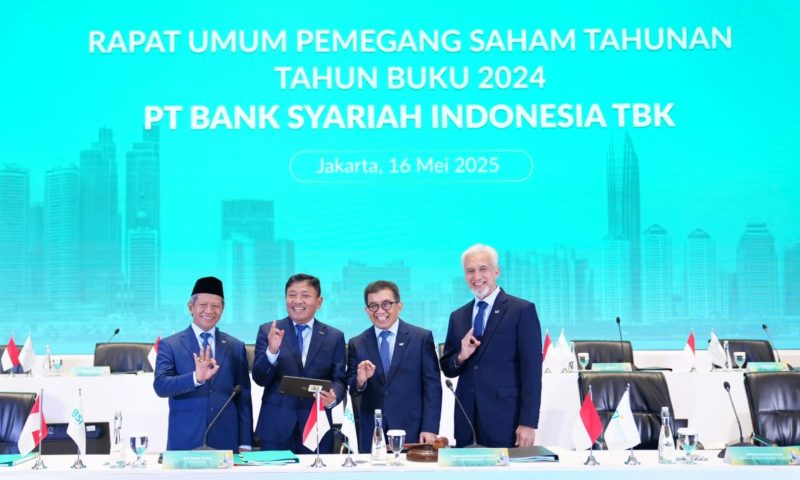 Plt Direktur Utama PT Bank Syariah Indonesia Tbk (BSI) Bob T.Ananta (dua dari kiri) didampingi  Ketua Dewan Pengawas Syariah BSI Prof. Dr. KH. Hasanudin (paling kiri), Komisaris Utama BSI Muliaman D. Hadad (tiga dari kiri), Wakil Komisaris Utama/Independen BSI Adiwarman Azwar Karim (paling kanan) berbincang bersama sesaat sebelum pelaksanaan Rapat Umum Pemegang Saham Tahunan Tahun Buku 2024 PT Bank Syariah Indonesia Tbk di Jakarta (16/5/2025) (Foto Istimewa)