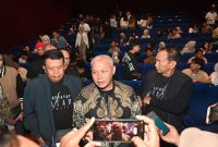 Kapolda Kalsel Irjen Pol Rosyanto Yudha Hermawan berbaur bersama mahasiswa dan media saat Nobar 