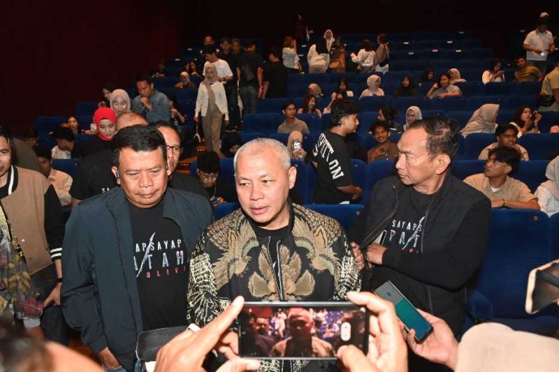 Kapolda Kalsel Irjen Pol Rosyanto Yudha Hermawan berbaur bersama mahasiswa dan media saat Nobar 