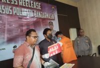 Kanit Reskrim Polsek Banjarmasin Barat Ipda Mazun Koso bersama penyidik, saat menggelar terduga pengedar sabu-sabu berinisial GR, dengan BB puluhan gram, Selasa (20/5/2025).
(foto: Istimewa)
