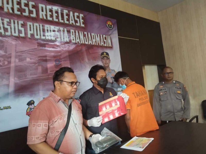 Kanit Reskrim Polsek Banjarmasin Barat Ipda Mazun Koso bersama penyidik, saat menggelar terduga pengedar sabu-sabu berinisial GR, dengan BB puluhan gram, Selasa (20/5/2025).
(foto: Istimewa)
