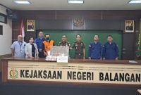 Tersangka saat berada di Kejaksaan Negeri Balangan. (Foto: Istimewa)
