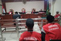 Saksi petugas dari Polresta Banjarmasin saat memberikan keterangannya di hadapan majelis hakim pada sidang lanjutan di PN Banjarmasin (Foto Istimewa)
