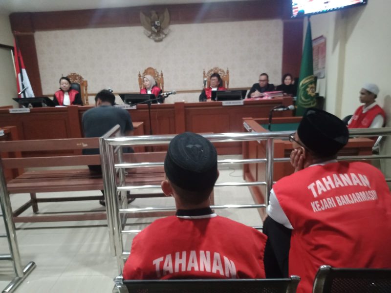 Saksi petugas dari Polresta Banjarmasin saat memberikan keterangannya di hadapan majelis hakim pada sidang lanjutan di PN Banjarmasin (Foto Istimewa)

