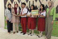 Tim A SMA Don Bosco yang terdiri dari siswa kelas 11 ,(Ketiga dari kiri) Petrus Tiyodi Paska, Theresia Meilanie Christianty  dan Evangeline Oktaviona Markie  bersama Panitia dari FKIP ULM (Foto Istimewa)