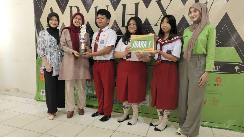 Tim A SMA Don Bosco yang terdiri dari siswa kelas 11 ,(Ketiga dari kiri) Petrus Tiyodi Paska, Theresia Meilanie Christianty  dan Evangeline Oktaviona Markie  bersama Panitia dari FKIP ULM (Foto Istimewa)