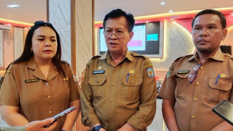 Dirut RSUD Puruk Cahu dr. Debi R. Siregar, Plt Sekda Sarwo Mintarjo dan Kadis Kesehatan Suwirman Hutagalung
(Foto Maya)
