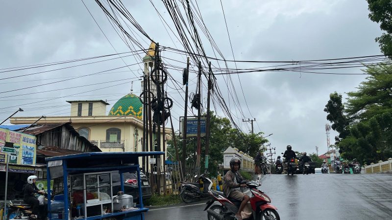 Kabel semrawut di wilayah Muara Kelayan, Banjarmasin Tengah.