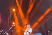 Penampilan Iwan Fals hanyutkan ribuan OI yang memadati Amanah Borneo Park Banjarbaru (Foto : Herry Murdy Hermawan)