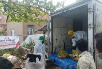 Petugas saat mengangkut puluhan dus limbah medis yang ditemukan dibuang sembarangan di wilayah Kertak Hanyar (Foto Mercy)