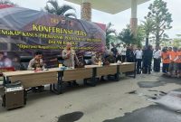Kapolda Kalsel Irjen Pol Rosyanto Yudha Hermawan saat konferensi pers di halaman Polda Kalsel, Jumat (5/5/2025) (Foto Mercy)
