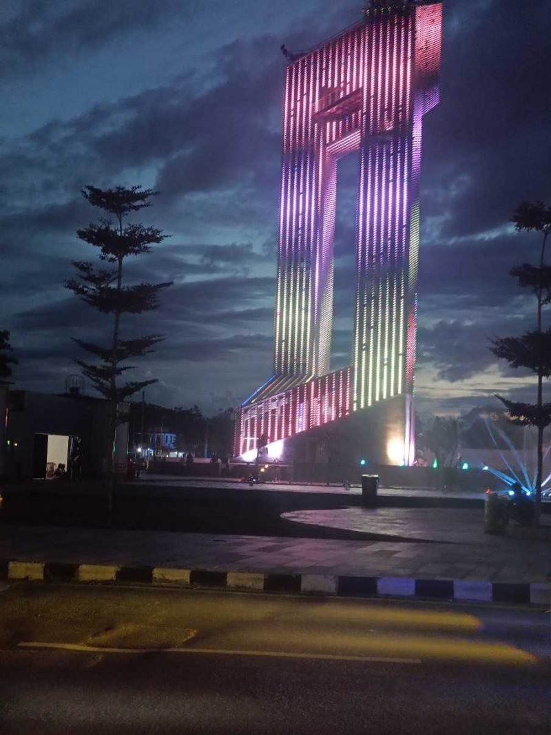 Suasana Bundaran Palangkaraya saat senja (Foto Mercy)


