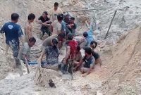 Warga melakukan pencarian terhadap korban yang hilang tertimbun longsor di lokasi tambang emas. (Foto Istimewa)
