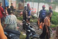Evakuasi jasad Ridho oleh tim SAR gabungan, Sabtu pagi. (Damkarnews)