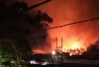 Kobaran api di kawasan Sungai Miai Banjarmasin foto Tangkapan layar @info,_banjarmasin)