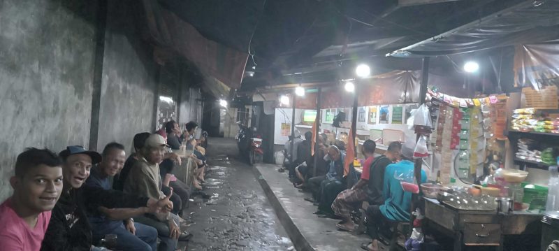 Suasana nonton bareng Persib Vs Barito Putera di warung Jackie (Mercy)