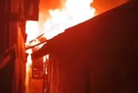 Kobaran api di Gang Sadar Kelurahan Kelayan Luar, Banjarmasin Tengah, (foto: istimewa)