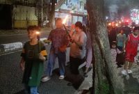 Warga Pekapuran Darussalam RT 12, Kelurahan Sungai Baru, Kecamatan Banjarmasin Tengah menggelar ritual tolak bala dengan membawa obor, Kamis (malam). (foto: istimewa)
