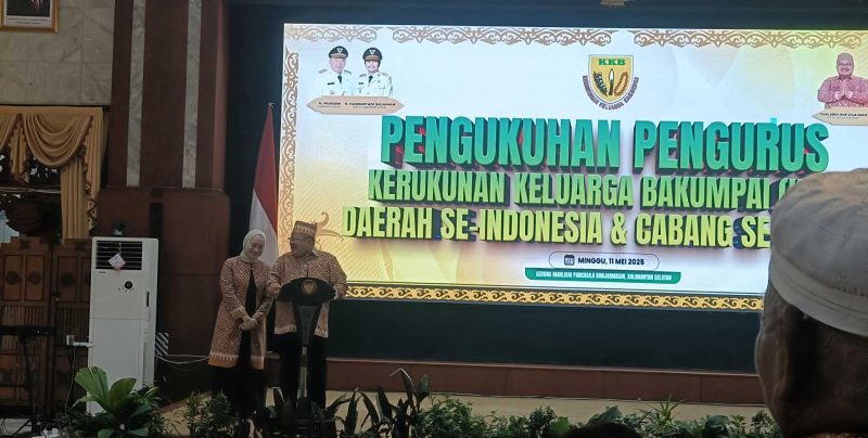 Ketua Umum KKB Pusat H Yuni Abdi Sulaiman dan istri tercinta Hj Aulia Yuni Abdi saat memberikan sambutan di Gedung Mahligai Pancasila, Minggu (11/4/2025) (Foto Mercy
