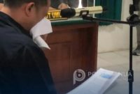 Menteri UMKM tampak menyeka air mata saat menyampaikan pendapat hukum di sidang kasus Toko Mama Khas Banjar di Pengadilan Negeri Banjarbaru.(Foto Istimewa)