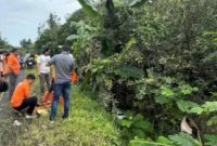 Masyarakat memadati lokasi penemuan mayat di tepi Jalan Trans Kalimantan wilayah Pulang Pisau, Senin (12/5/2025) pagi (Foto Istimewa)
