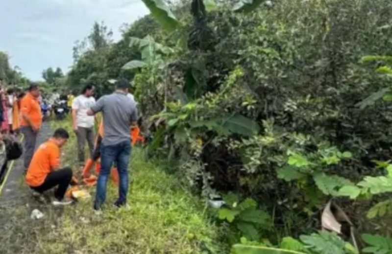 Masyarakat memadati lokasi penemuan mayat di tepi Jalan Trans Kalimantan wilayah Pulang Pisau, Senin (12/5/2025) pagi (Foto Istimewa)
