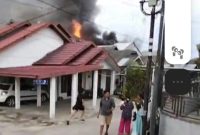 Warga panik melihat kobaran api di sebuah rumah Komplek Joko, Pemurus Dalam, Banjarmasin Selatan, Kamis (15/5/2025) sore. (foto: istimewa)