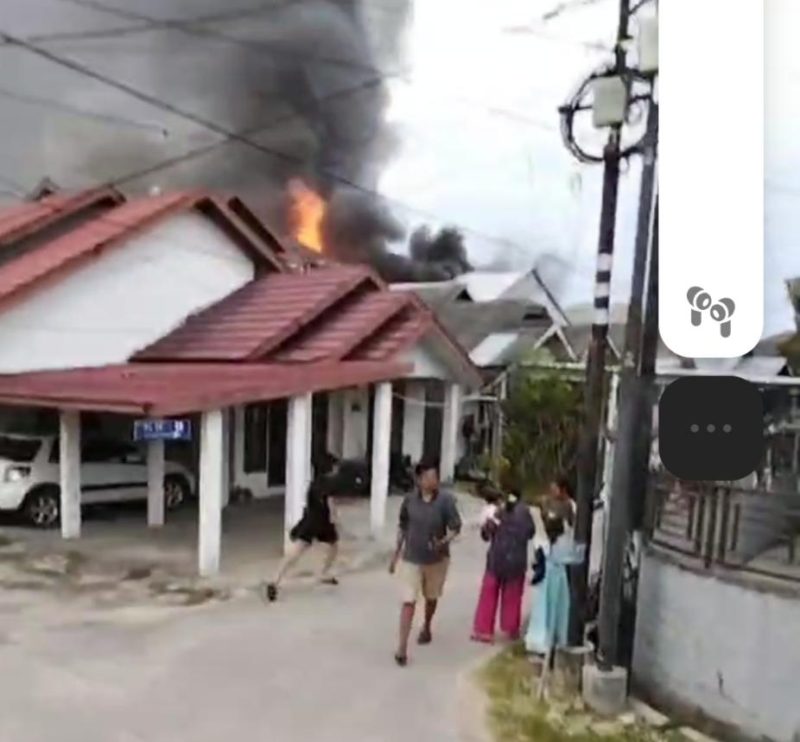 Warga panik melihat kobaran api di sebuah rumah Komplek Joko, Pemurus Dalam, Banjarmasin Selatan, Kamis (15/5/2025) sore. (foto: istimewa)