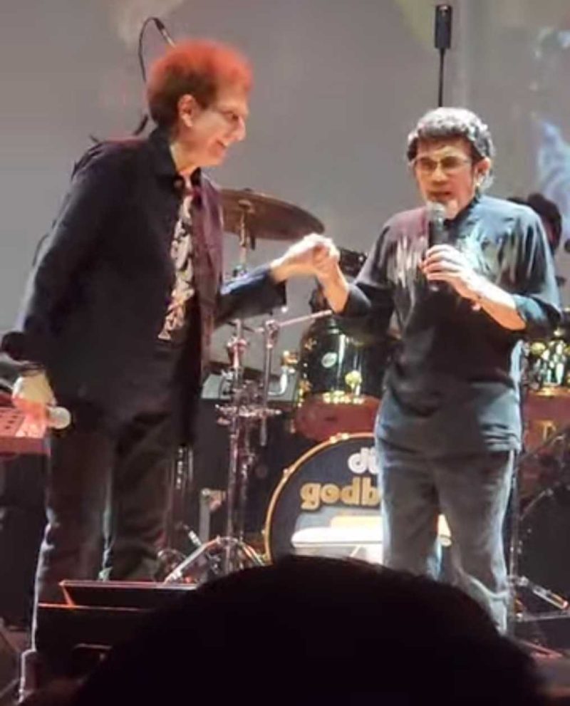 Momen saat Achmat Albar dan Rhoma Irama membawakan lagu Zakia karya Ian Antono (Tangkapan layar Instagram@production_keren2025 )